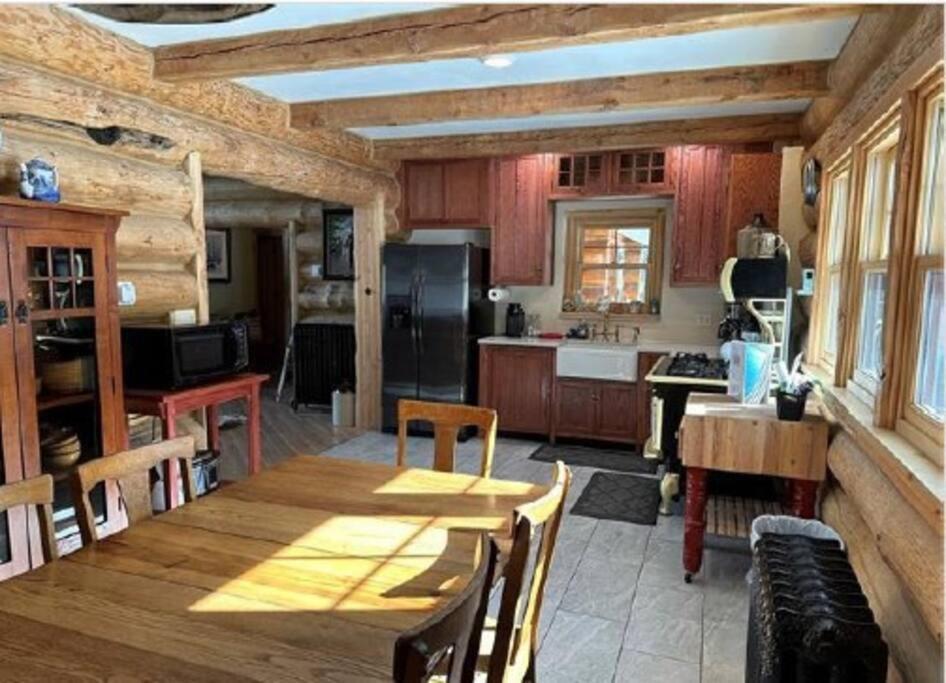 Moose Mtn Lodge/luxury Cabin/hot Tub/fireplace Holiday home