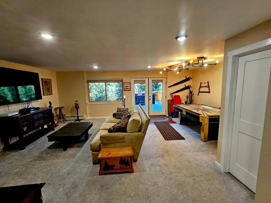 Moose Mtn Lodge/luxury Cabin/hot Tub/fireplace Holiday home *
