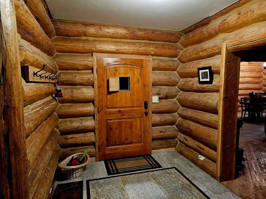 Moose Mtn Lodge/luxury Cabin/hot Tub/fireplace Holiday home *