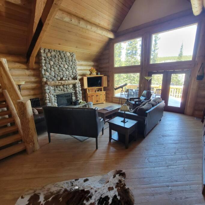 Moose Mtn Lodge/luxury Cabin/hot Tub/fireplace Holiday home